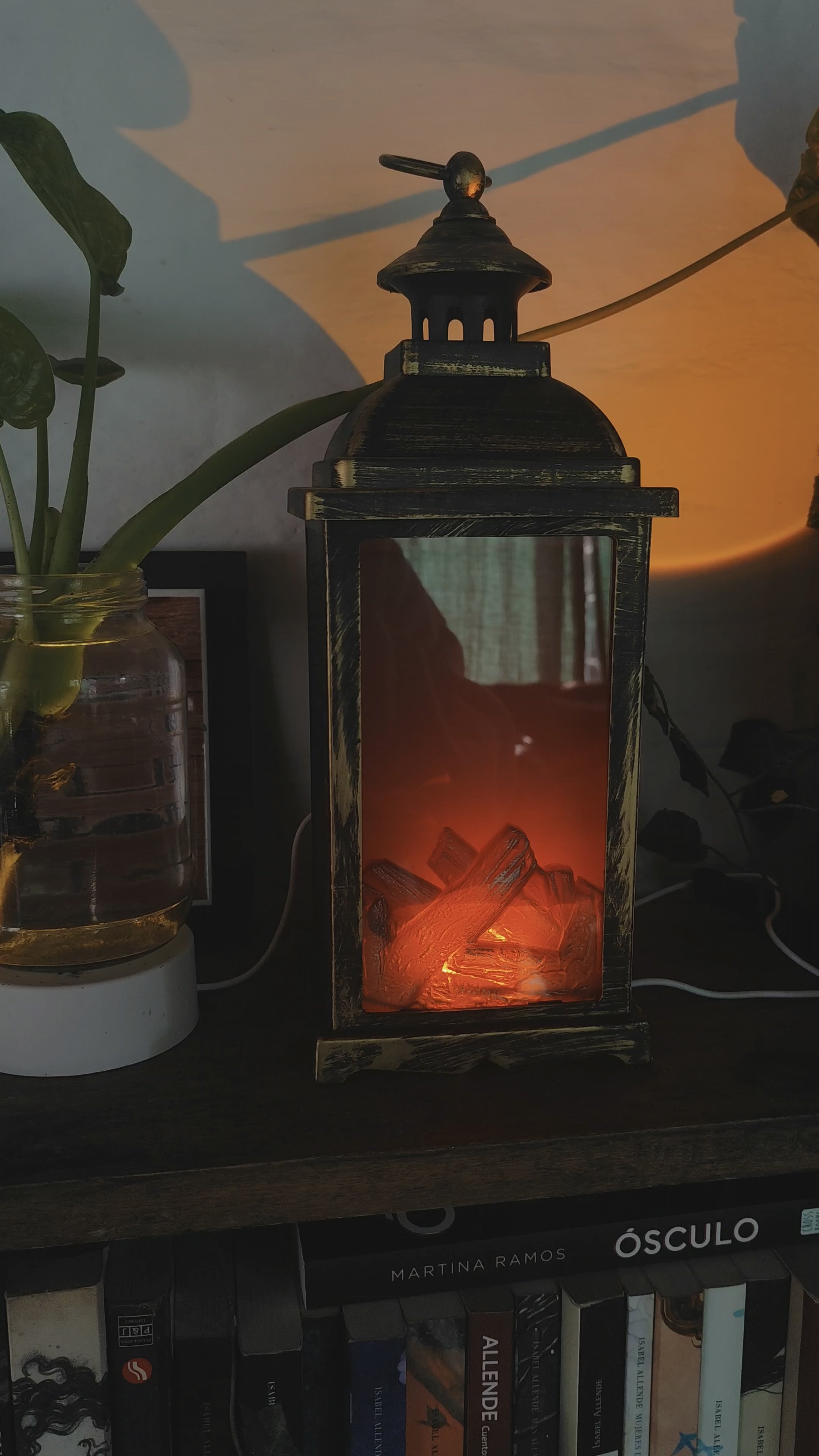 Lámpara farol que simula llamas